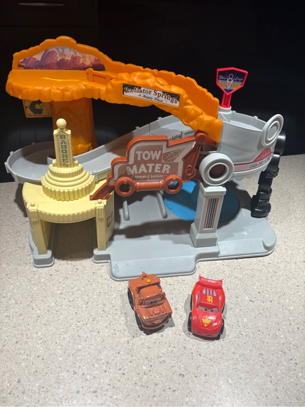 2012 Disney Pixar Cars Radiator Springs A Happy Place Tow Mater Playset W/ 2 Car